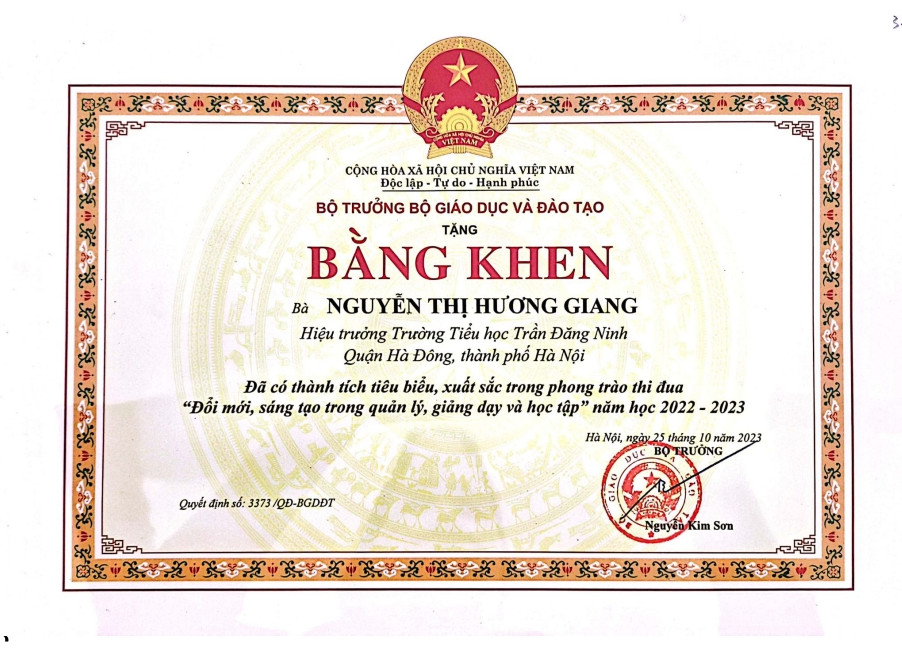 Nhà giáo Nguyễn Thị Hương Giang – Bí thư chi bộ - Hiệu trưởng trường Tiểu học Trần Đăng Ninh nhận Bằng khen của Bộ trưởng Bộ Giáo dục và Đào tạo