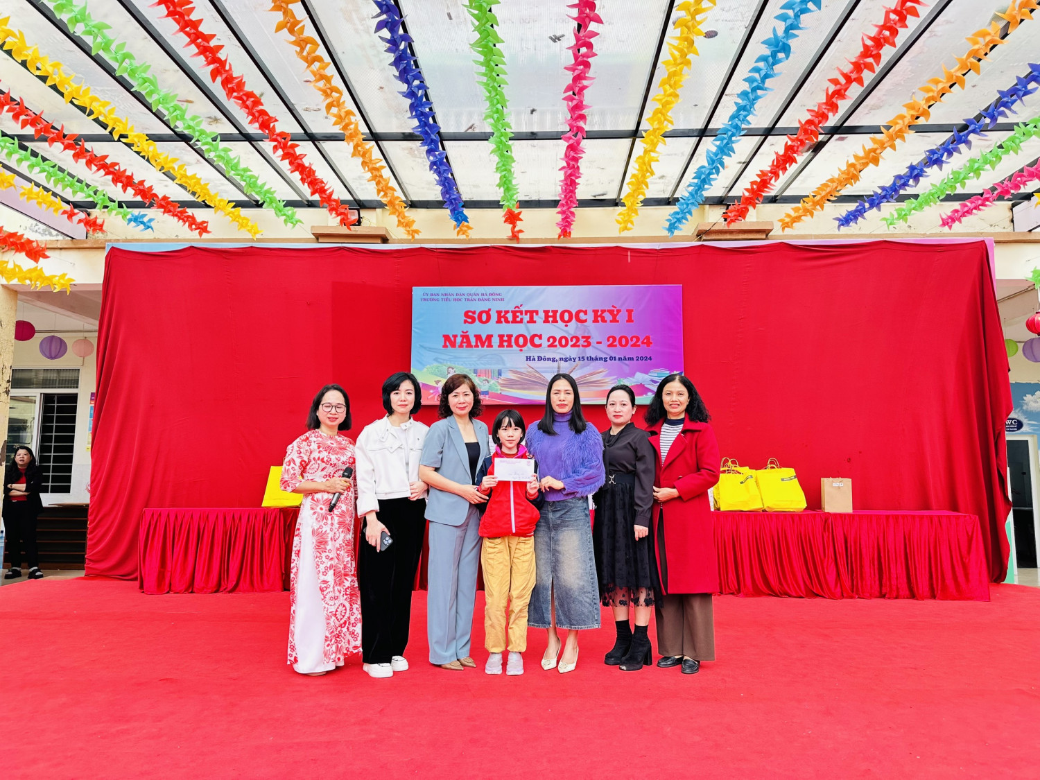 Nối tiếp chương trình “Vòng tay nhân ái” của trường Tiểu học Trần Đăng Ninh