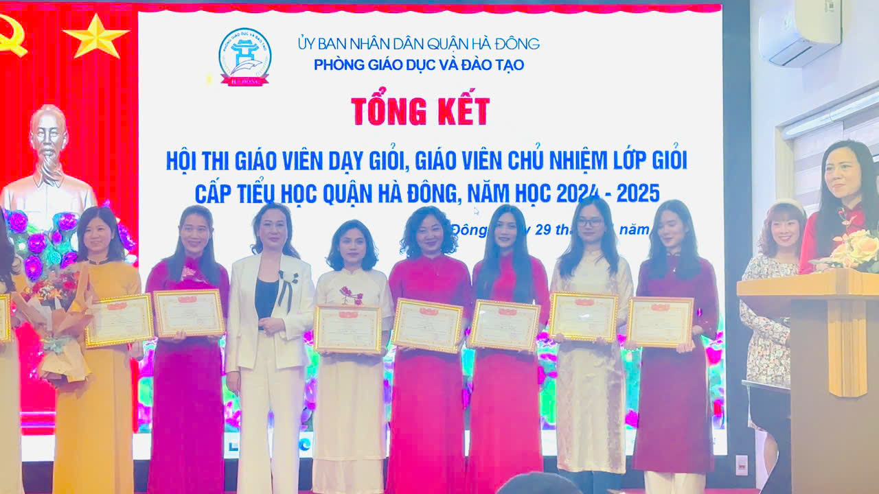 Trao gải giáo viên dạy giỏi cấp quận Hà Đông năm học 2024 - 2025