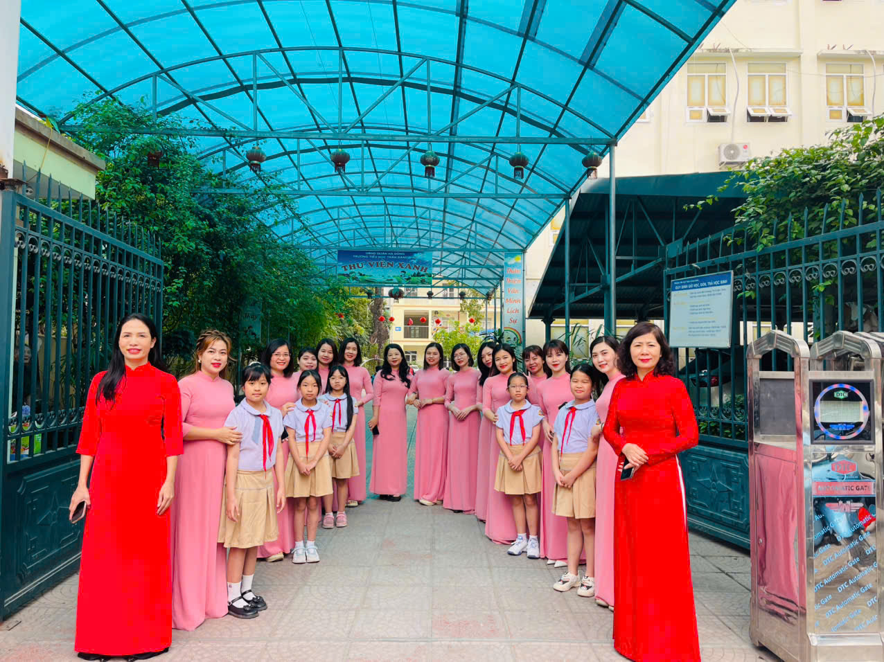 ĐÓN TRẺ NHÓM 5 TUỔI TRƯỜNG MẦM NON QUANG TRUNG THĂM TRƯỜNG TIỂU HỌC TRẦN ĐĂNG NINH