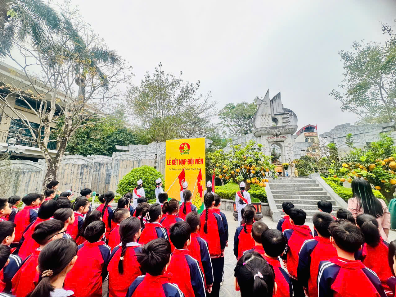 Học sinh Tiểu học Trần Đăng Ninh vinh dự được kết nạp Đội tại Bảo tàng đường Hồ Chí Minh