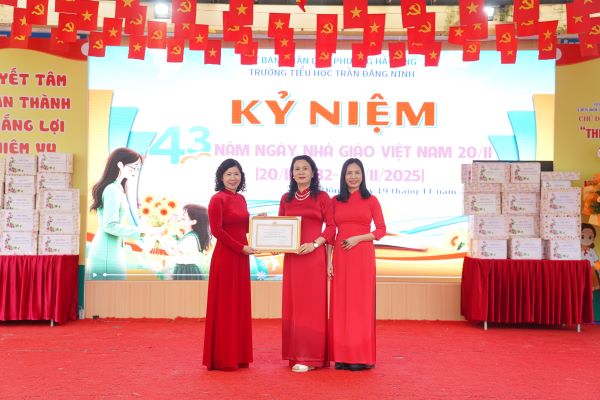 TRƯỜNG TIỂU HỌC TRẦN ĐĂNG NINH TỔ CHỨC LỄ KỶ NIỆM 43 NĂM NGÀY NHÀ GIÁO VIỆT NAM