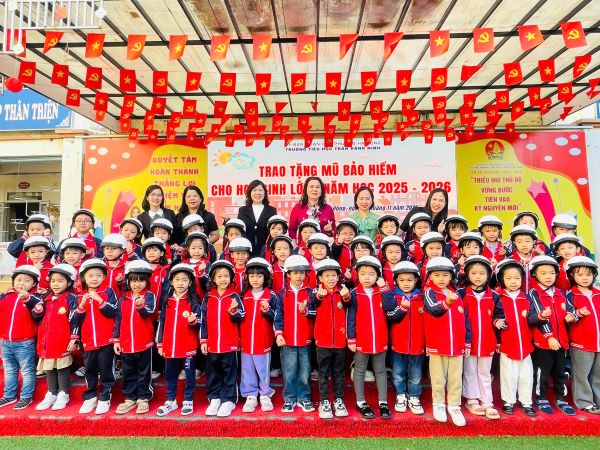 TRƯỜNG TIỂU HỌC TRẦN ĐĂNG NINH PHỐI HỢP VỚI CÔNG TY HONDA VIỆT NAM TỔ CHỨC CHƯƠNG TRÌNH TRAO TẶNG MŨ BẢO HIỂM CHO HỌC SINH LỚP 1 NĂM HỌC 2025-2026