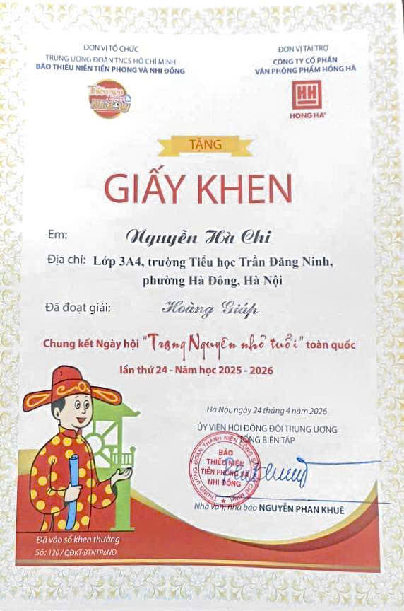 Liên đội trường Tiểu học Trần Đăng Ninh vinh danh em Nguyễn Hà Chi học sinh lớp 3A4 đã đạt giải Hoàng Giáp cuộc thi “Trạng nguyên nhỏ tuổi toàn quốc lần thứ 24 năm học 2025 – 2026